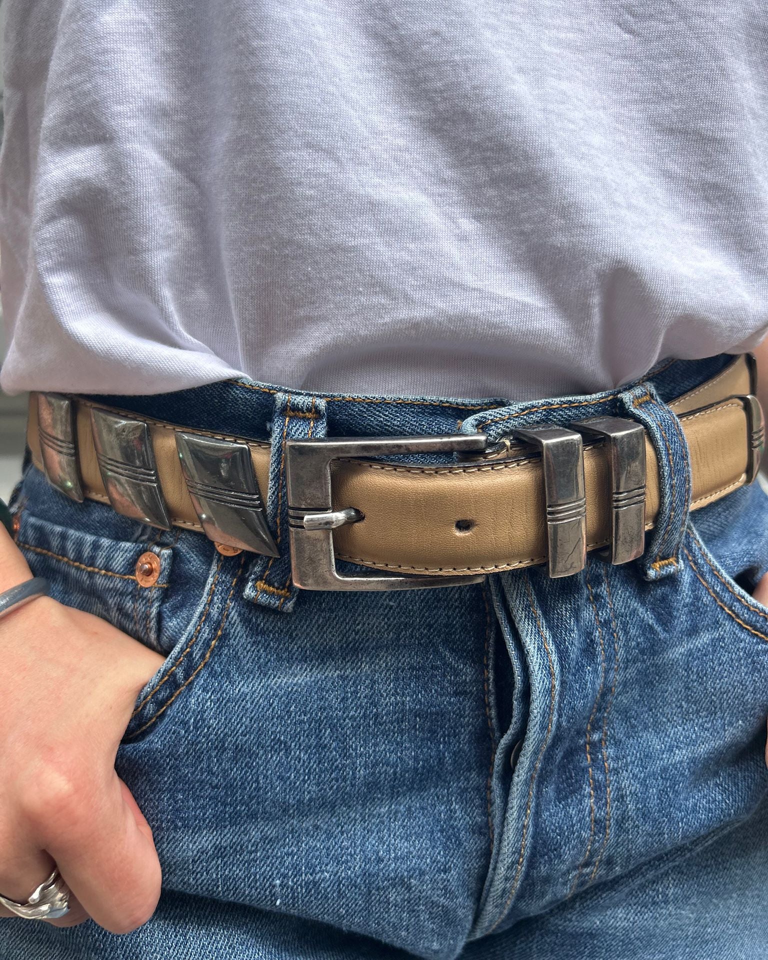 Ceinture beige avec boucle argentée