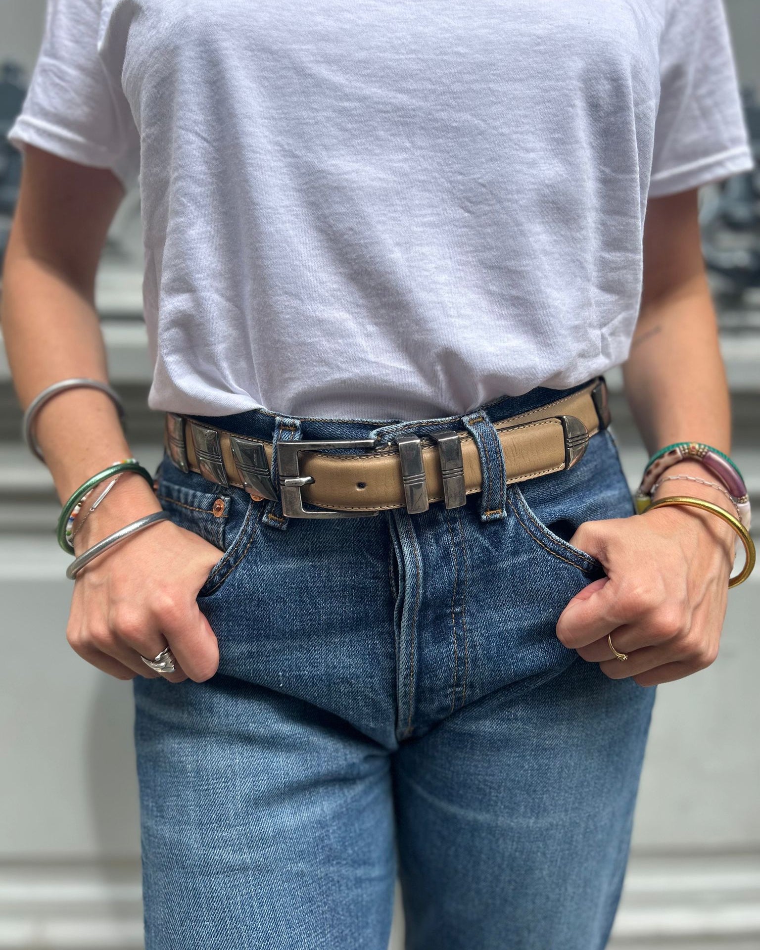 Ceinture beige avec boucle argentée
