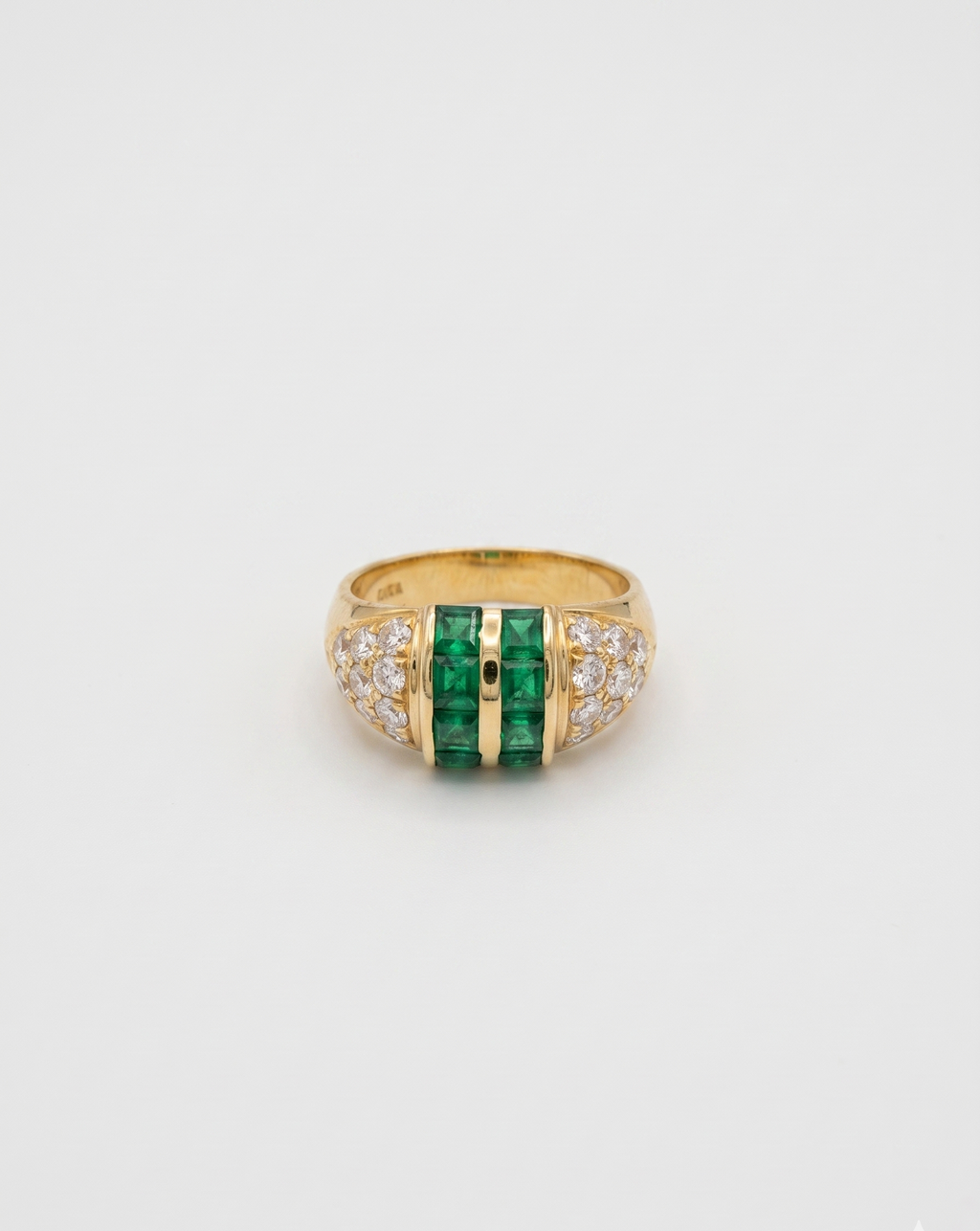 Bague ornée de pierres vertes