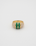Bague ornée de pierres vertes