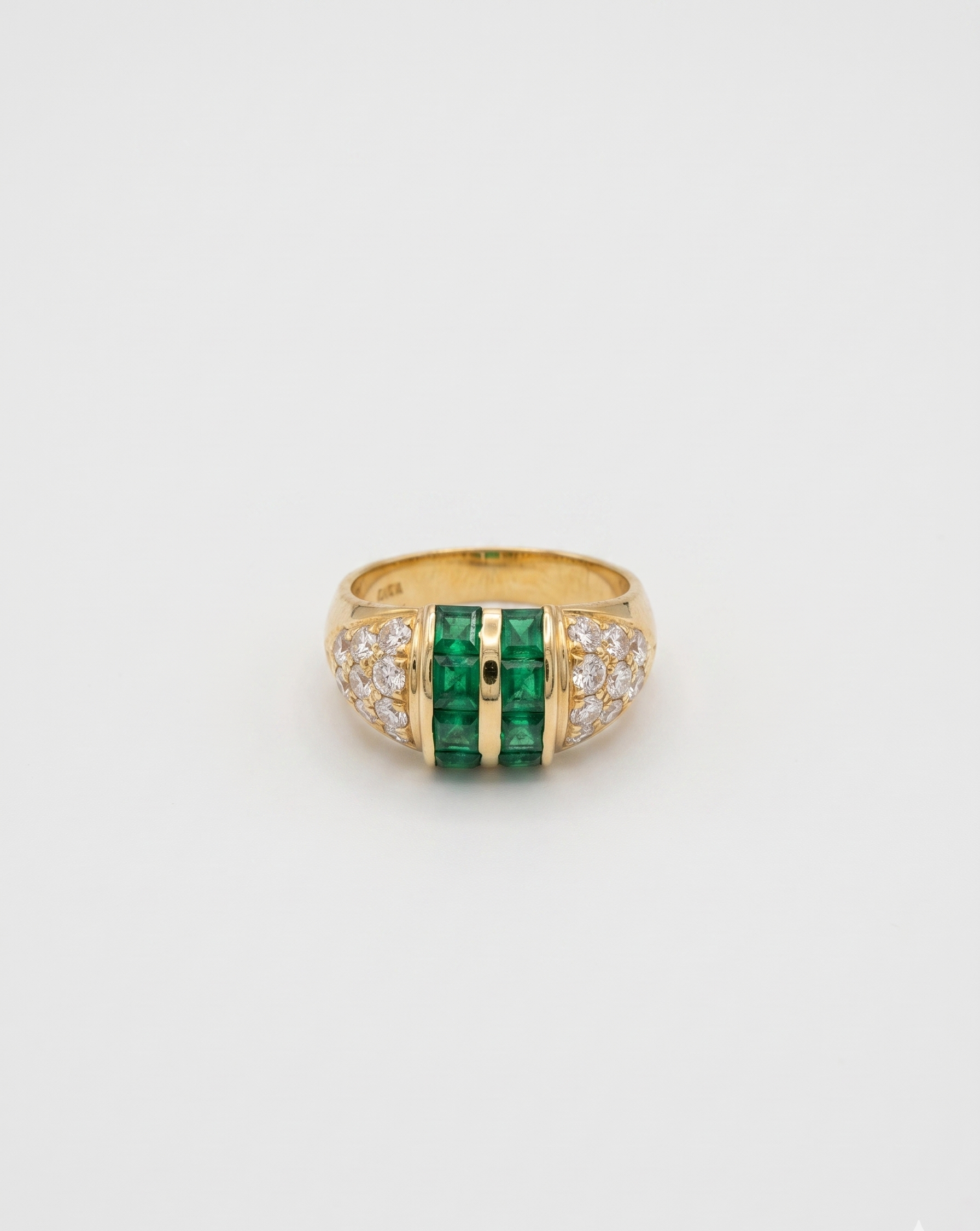 Bague ornée de pierres vertes