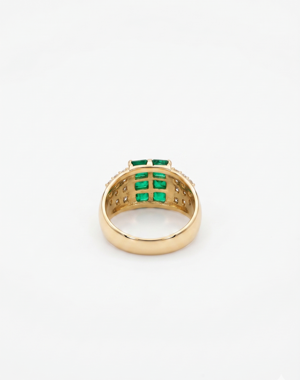 Bague ornée de pierres vertes