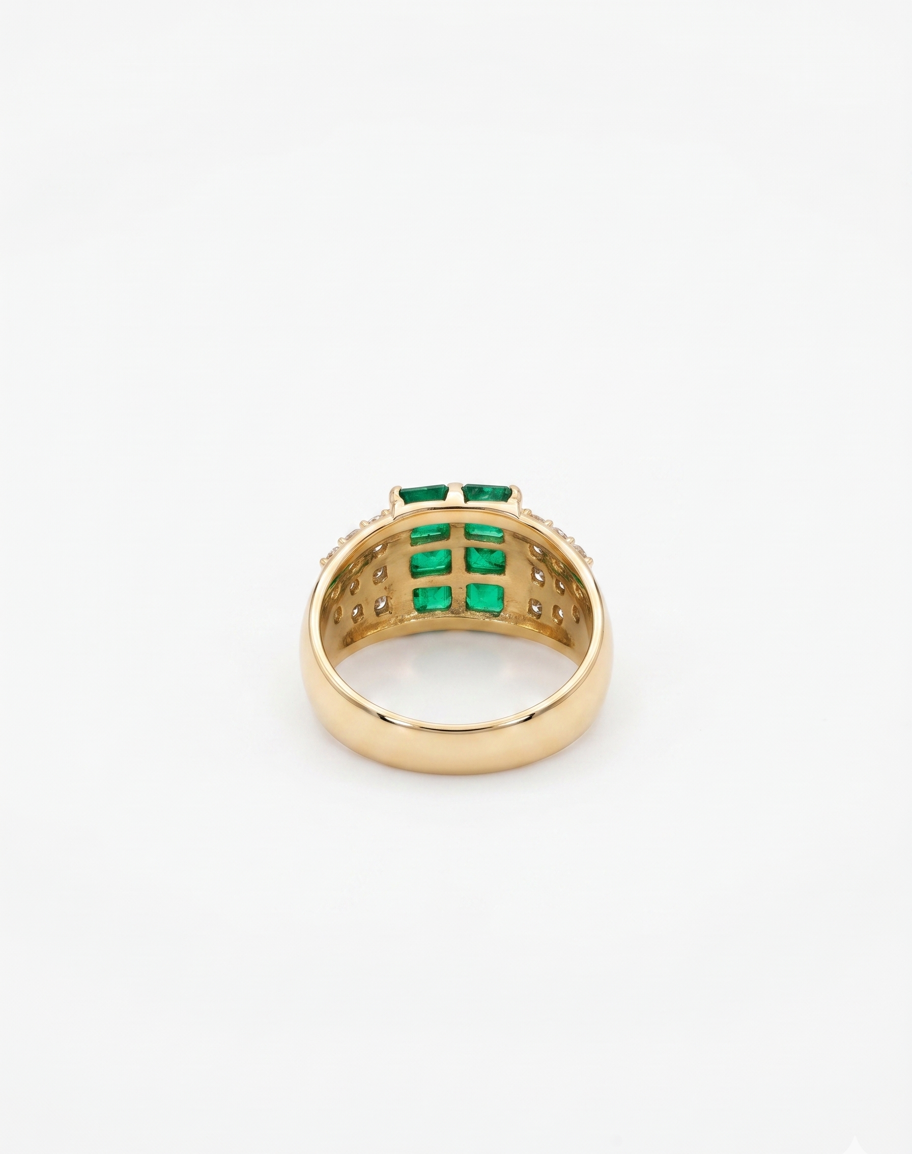 Bague ornée de pierres vertes
