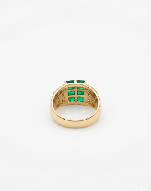 Bague ornée de pierres vertes