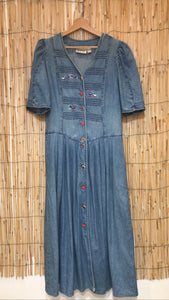 Robe en jean brodée