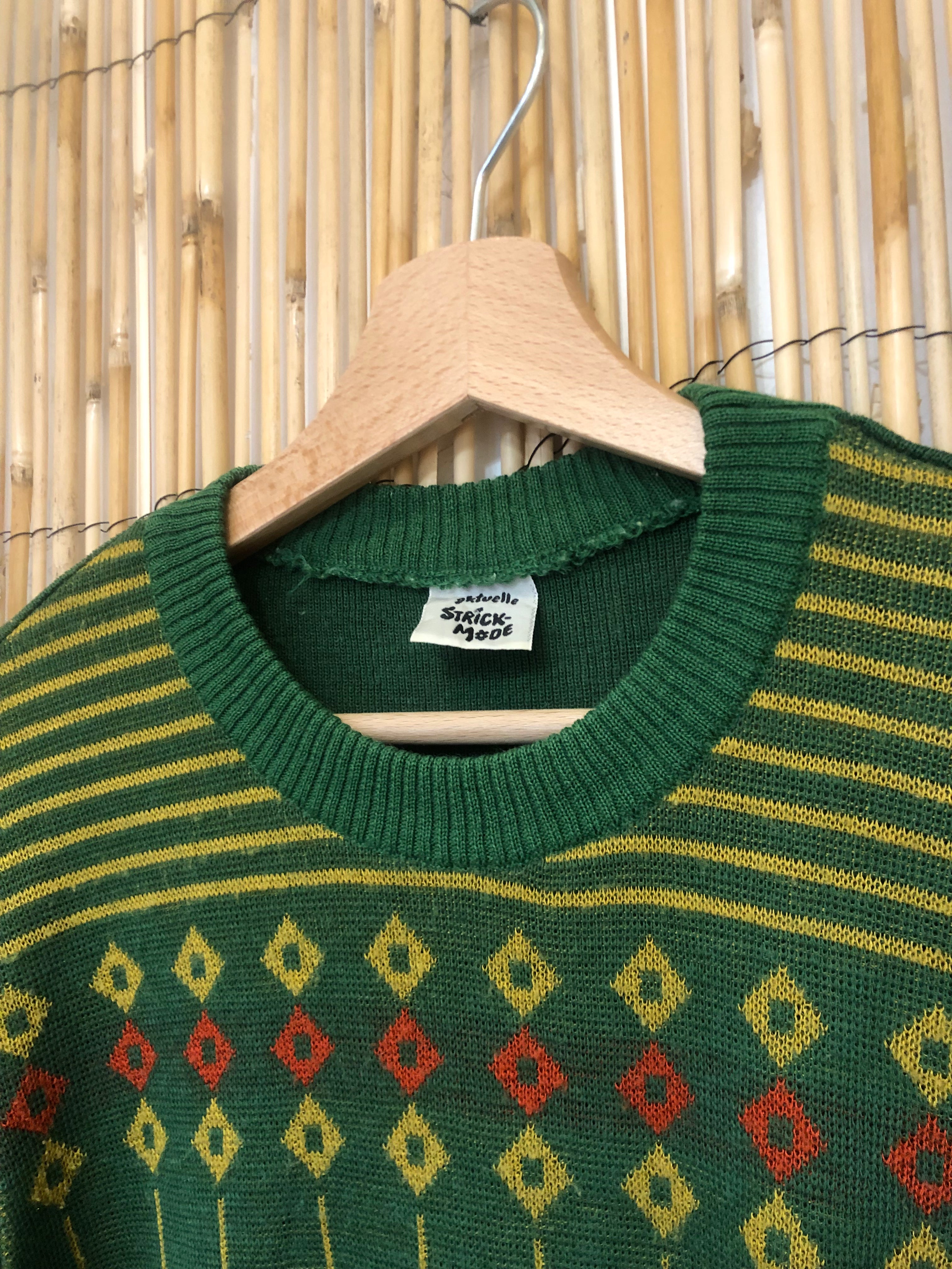 Pull vert à motifs