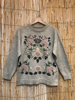 Pull gris à fleurs brodées