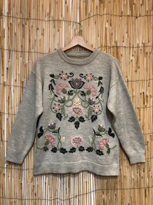 Pull gris à fleurs brodées